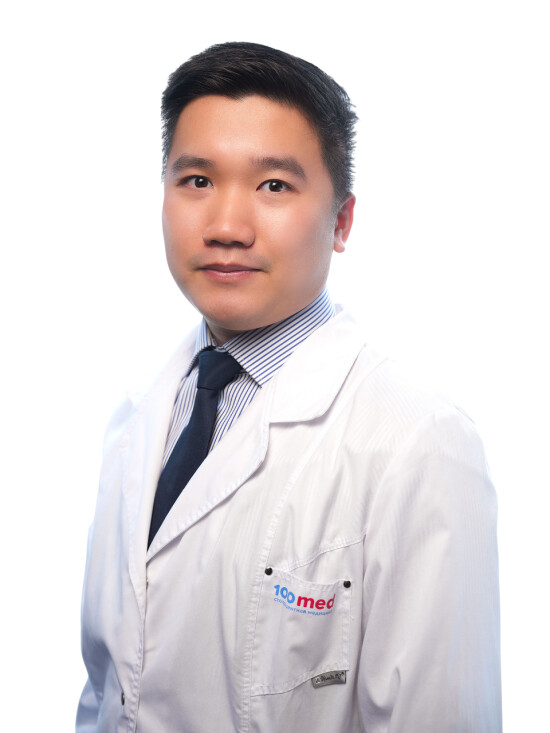 Врач Нгуен Динь Бао 