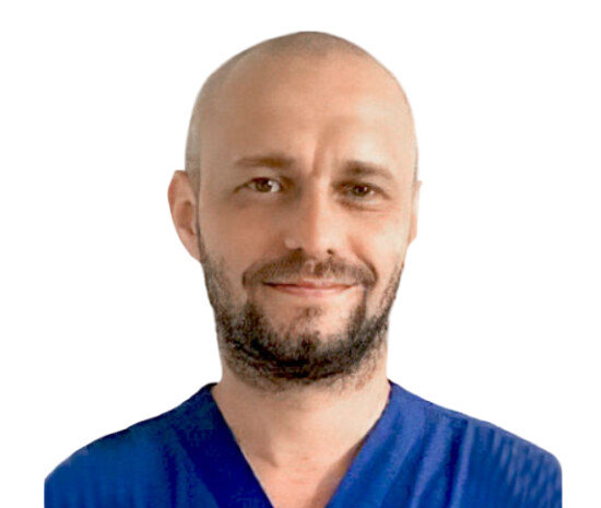 Врач Леонов Денис Иванович