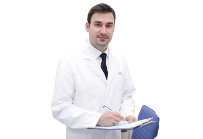 Врач Хозиев Даниэл Джимшерович