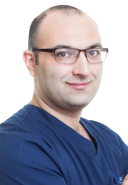 Врач Ашуров Роман Сиинович 