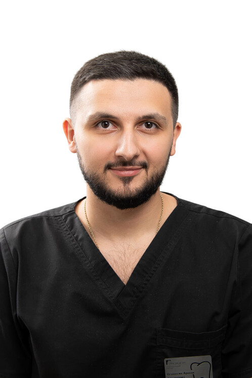 Врач Оганесян Аршак Эдгарович 